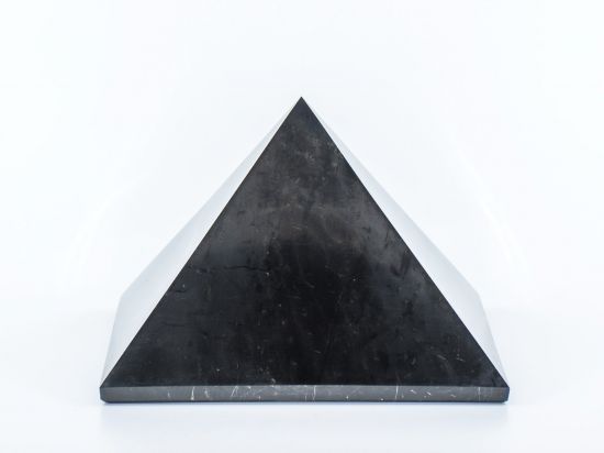 Šungitová pyramida, leštěná - Velikost II. (do 100g)